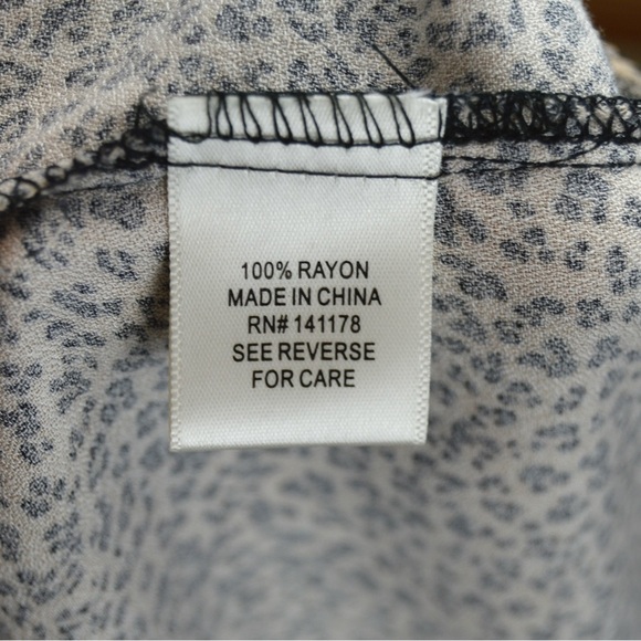 Kirious‎ LA Leopard Print Smocked Bodice Flutter Sleeve Babydoll Top, Medium - Picture 3 of 4